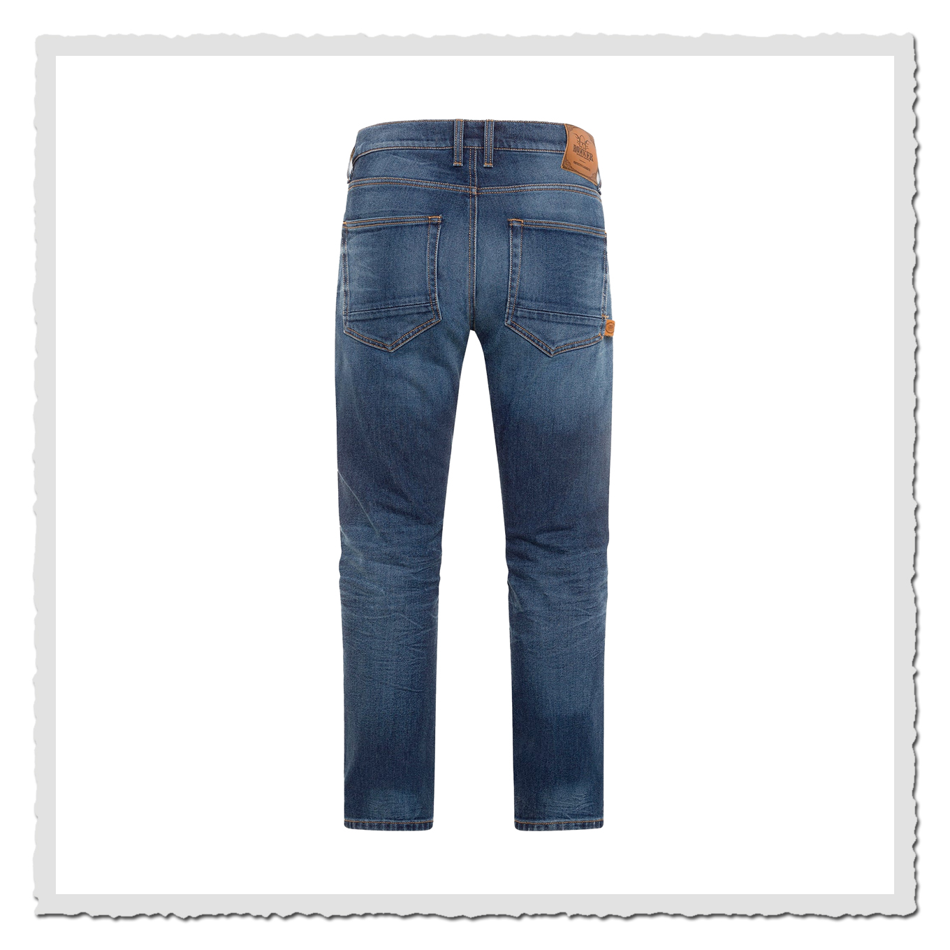 Freigestellte blaue Jeans in Rückansicht mit Gesäßtaschen, auf weißem Hintergrund.